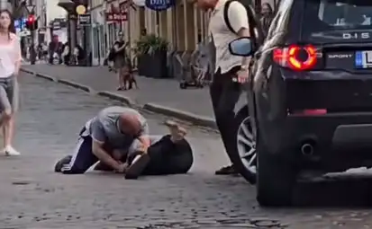 В центре Риги подрались водитель и пешеход (ВИДЕО)