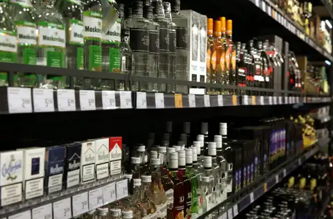 Aptauja: 76% iedzīvotāju nav mainījuši alkoholisko dzērienu lietošanas paradumus