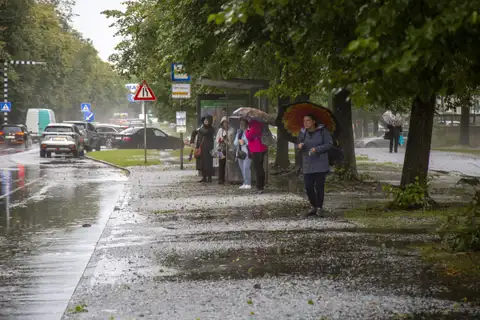 Svētdien Latvijā stipri līs un upēs paaugstināsies ūdens līmenis