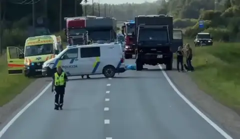 На Вентспилсском шоссе под колесами грузовика погиб пешеход (ВИДЕО)