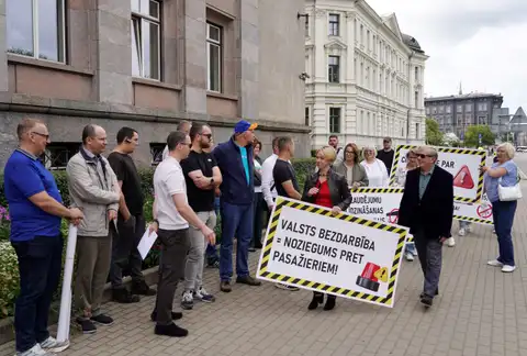Daži desmiti pasažieru pārvadātāju pārstāvji protesta akcijā aicina valdību kompensēt izmaksu pieaugumu