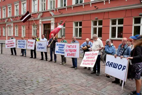 Jaunā mācību gada priekšvakarā aptuveni 50 cilvēku protestē pret pāreju uz mācībām latviešu valodā