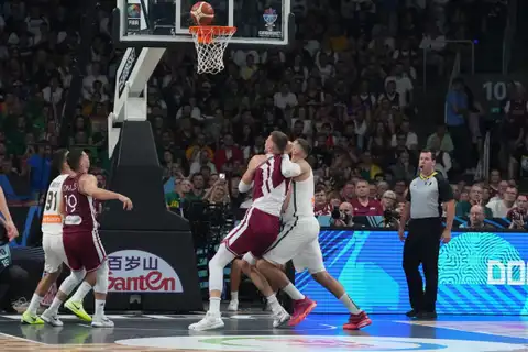 Latvijas basketbolisti Eiropas čempionātu beidz ar zaudējumu astotdaļfinālā mačā ar Lietuvu