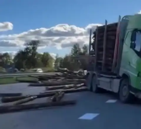Легковушка не поделила Елгавское шоссе с лесовозом (ВИДЕО)