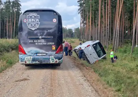 Автобус с детьми съехал в кювет под Кулдигой