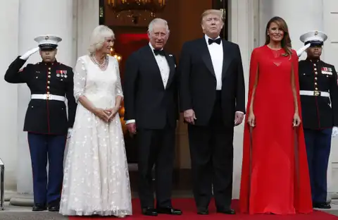 Цыплёнок, печенье с кремом из орехов: чем угощали Трампа на королевском обеде в Лондоне