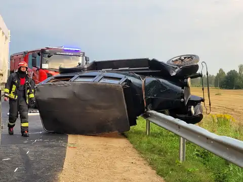 В Латвии произошло ДТП с участием ретро-автомобиля, которому больше ста лет