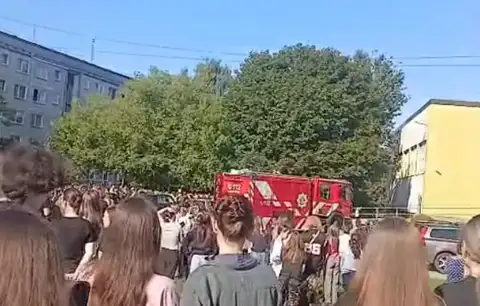 Всех вывели на улицу: массовая эвакуация в рижской школе (ВИДЕО)