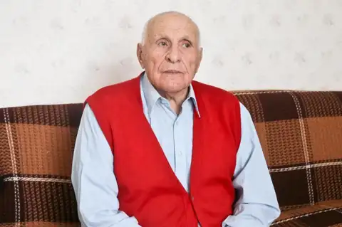 Сто лет отмечает недавний директор 17-й рижской школы, ветеран войны Яков Поляк