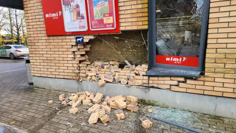 «Раньше были крепче!» Водитель разнес стену магазина в Кенгарагсе (ФОТО)