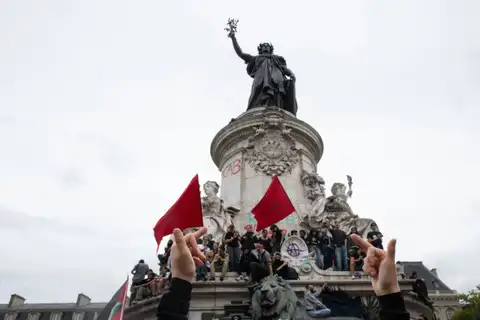 Творение де Голля изжило себя: почему Франция пошла вразнос
