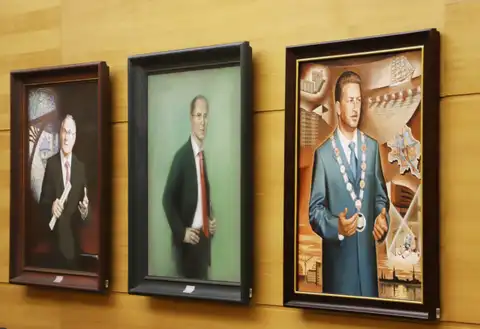 Rīgas mēru portretu galerijā Staķim kā pirmajam velta fotoportretu