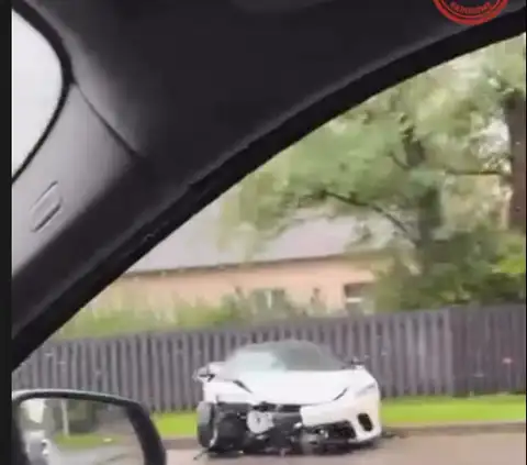 Не поделили перекрёсток: водитель McLaren влетела в знак