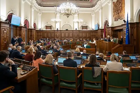 Saeimas komisija konceptuāli atbalsta pretrunīgi vērtētās izmaiņas Darba likumā par virsstundu darba apmaksu un koplīguma izbeigšanu