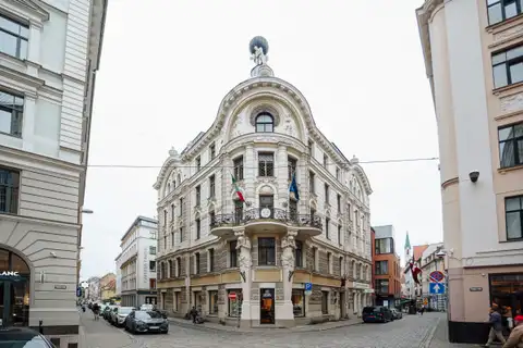 Здание с атлантами в Старой Риге купили почти за три миллиона, но кто?