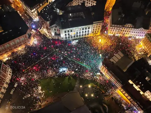Вчера на протест на Домской в Риге собрались не менее 10 тыс. человек: полиция