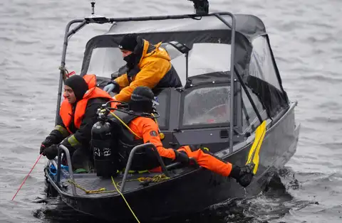 А где водитель? Спасатели в пятницу вечером извлекли из реки легковой автомобиль с прицепом