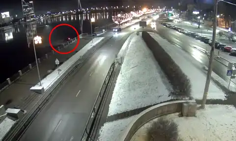 На полной скорости: полиция опубликовала видео инцидента с утонувшей в Даугаве машиной