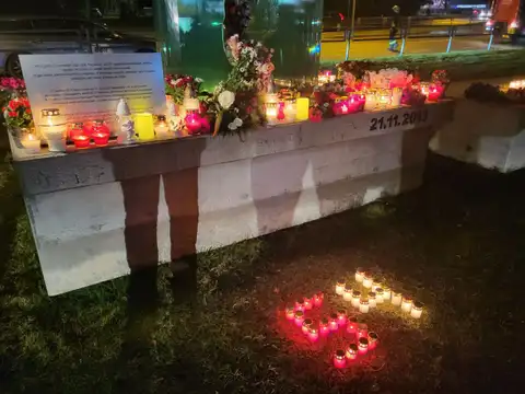 «Я помню, как оказался под завалом»: в Золитуде почтили память жертв трагедии (ФОТО)