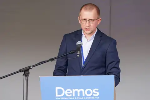Īsi pēc dibināšanas biedrību «Bez partijām» pamet viens no dibinātājiem Baško