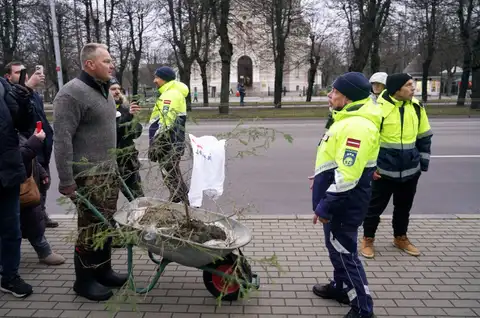 Pret autoceļu lietošanas nodevu komercauto līdz 3,5 tonnām pie MK protestē arī vairāki opozīcijas politiķi