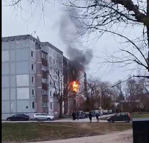 «Вот людям горе перед праздниками…» В Даугавгриве горел жилой дом (ДОПОЛНЕНО)