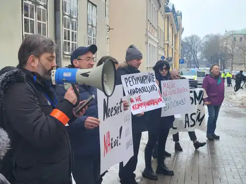 Pikets pret krievu valodas izskaušanu klientu apkalpošanā sapulcējis mazāk nekā 30 cilvēku