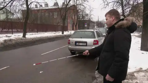 Слепой запутался в снегу и оказался под машинами: спасибо Рижской думе за уборку