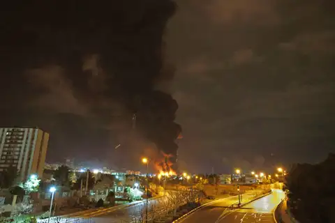 Вы их так только сплотите! США недовольны ударами Израиля по нефтехранилищам Ирана