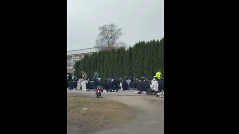 Прямо посреди Плявниеков?! Очевидцы засняли толпу молящихся мусульман