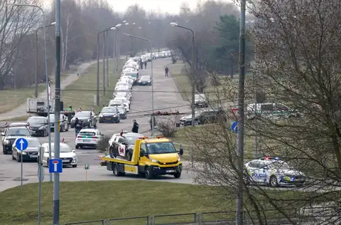 Rīgā vairāki simti taksometru vadītāju devušies protesta braucienā pret «Bolt» īstenoto politiku