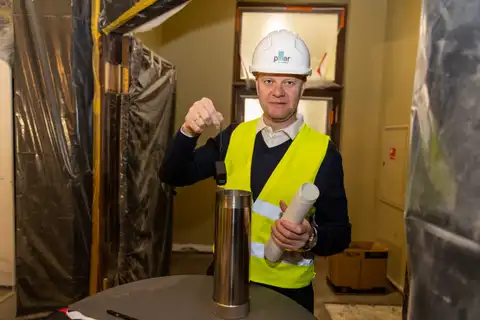 Latvijas Nacionālās operas vēsturiskās ēkas foajē grīdā tika iemūrēta kapsula