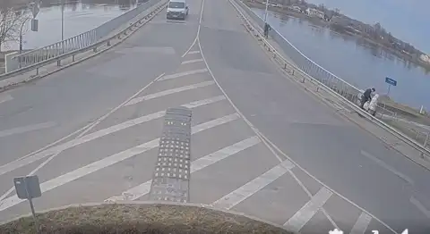 В Даугавпилсе велосипедист сбил женщину на тротуаре и попытался скрыться. ВИДЕО