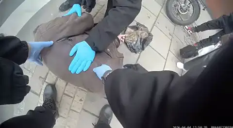 Упал без сознания на пешеходном переходе: как полицейские мужчину спасали. ВИДЕО