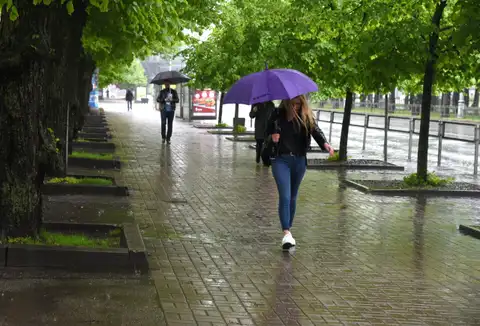 Piektdien daudzviet valstī līs