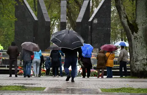 9 мая в Латвии: к могилам погибших воинов и мемориалу в Саласпилсе несли цветы (ФОТО)