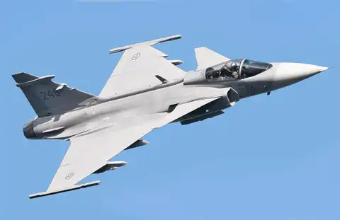 Ministrs atzīst kļūdas informēšanā par aviošova treniņlidojumiem