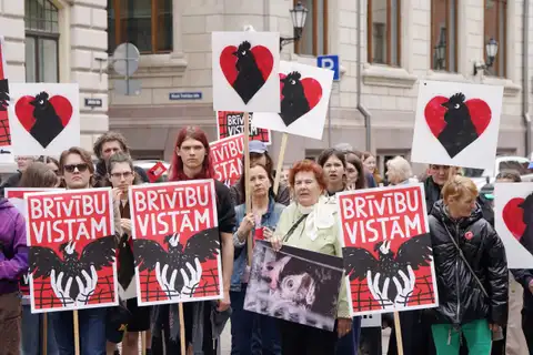 Gājienā par dzīvniekiem mudina Saeimu pieņemt vistu sprostu aizliegumu