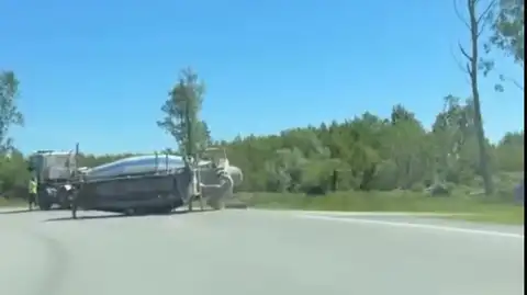Uz Rīgas apvedceļa aplī pie Rīgas HES no betonvedēja atdalījusies tvertne