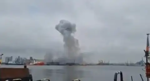 Заблудился и рванул. Украинский морской дрон взорвался в порту Румынии (видео)