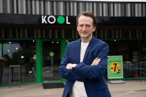 Solis uz priekšu, divi atpakaļ