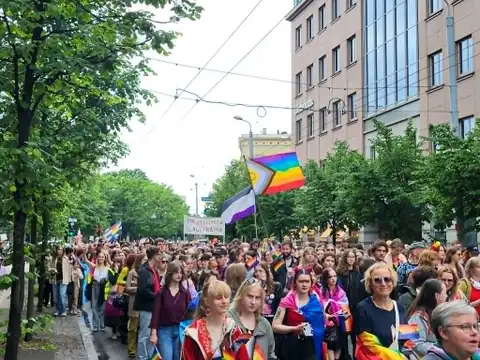 Vairāki tūkstoši cilvēku Rīgas centrā piedalās praida gājienā «Ceļš uz brīvību»