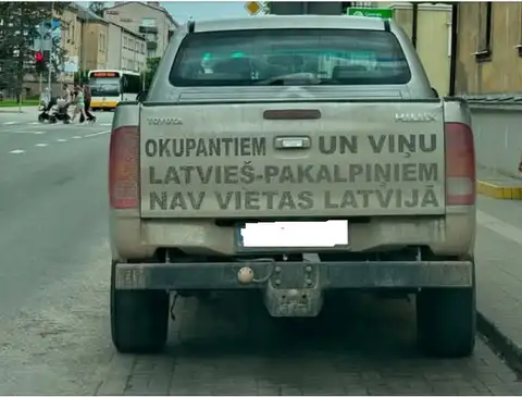 По Латвии ездит авто с надписью: «Оккупантам и их латышским прихвостням нет места в Латвии»