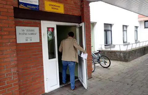 Turpinot šķetināt iepirkumu lietu, veic kratīšanas arī Bauskas un Jelgavas slimnīcās