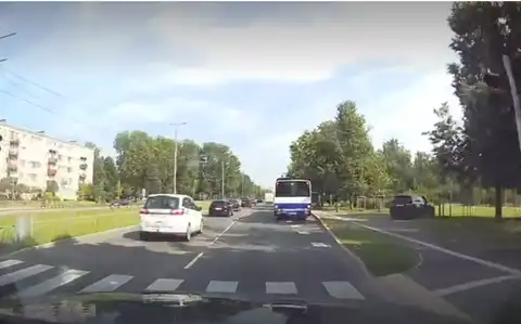 Слишком спешил? Полиция ищет передвигавшуюся по тротуару в Кенгарагсе BMW