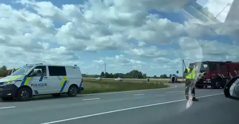 На Лиепайском шоссе произошло серьезное ДТП: движение ограничено