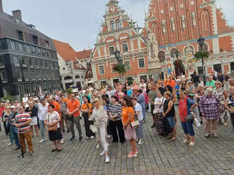 «Как дальше жить?» У Рижской думы рижане протестовали против роста платы за муниципальное жильё