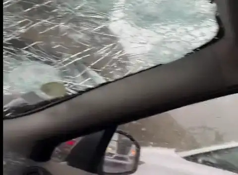 Сотни водителей попали в ловушку прямо на дороге — гигантский град выбивал стекла (ВИДЕО)
