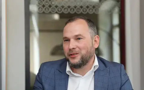 От работы отстранили, зарплату оставили: госсекретарь VARAM продолжает получать деньги
