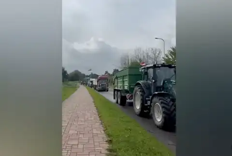 Aptuveni 50 transportlīdzekļu Jēkabpilī protestē pret Krievijas un tās okupēto Ukrainas teritoriju izcelsmes graudu tranzītu